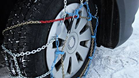 加利福尼亚大熊湖轮胎上的雪链