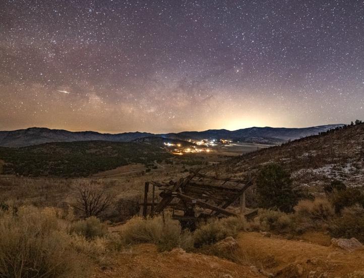 大熊星空中的星星和银河系。前景是一座古老的矿井。